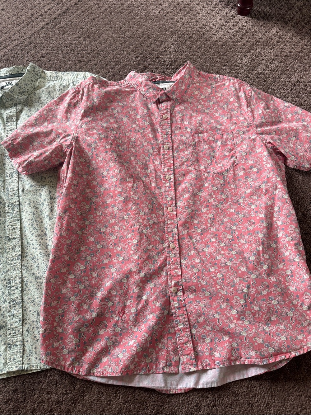 2 Men's collated Short-Sleeve Floral Button-Up Shirts by Vissla extra large - Picture 2 of 5